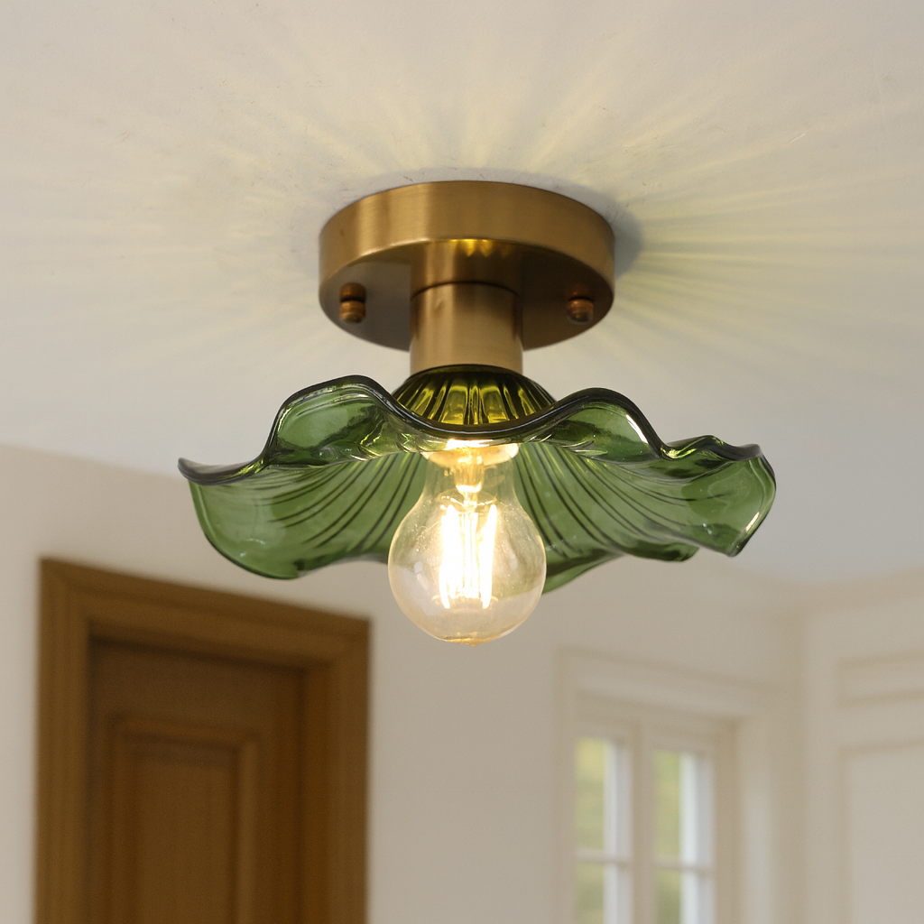 Hibiscus plafondlamp met groene glazen kap en messing armatuur, ideaal voor slaapkamer en woonkamer. 1